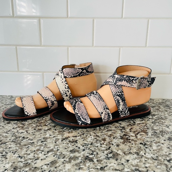 Qupid Women’s Flat Gladiator Sandals Snake Skin Strap Design - Picture 4 of 8